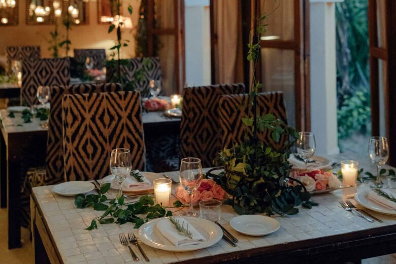 Mesa de comedor con decoración floral